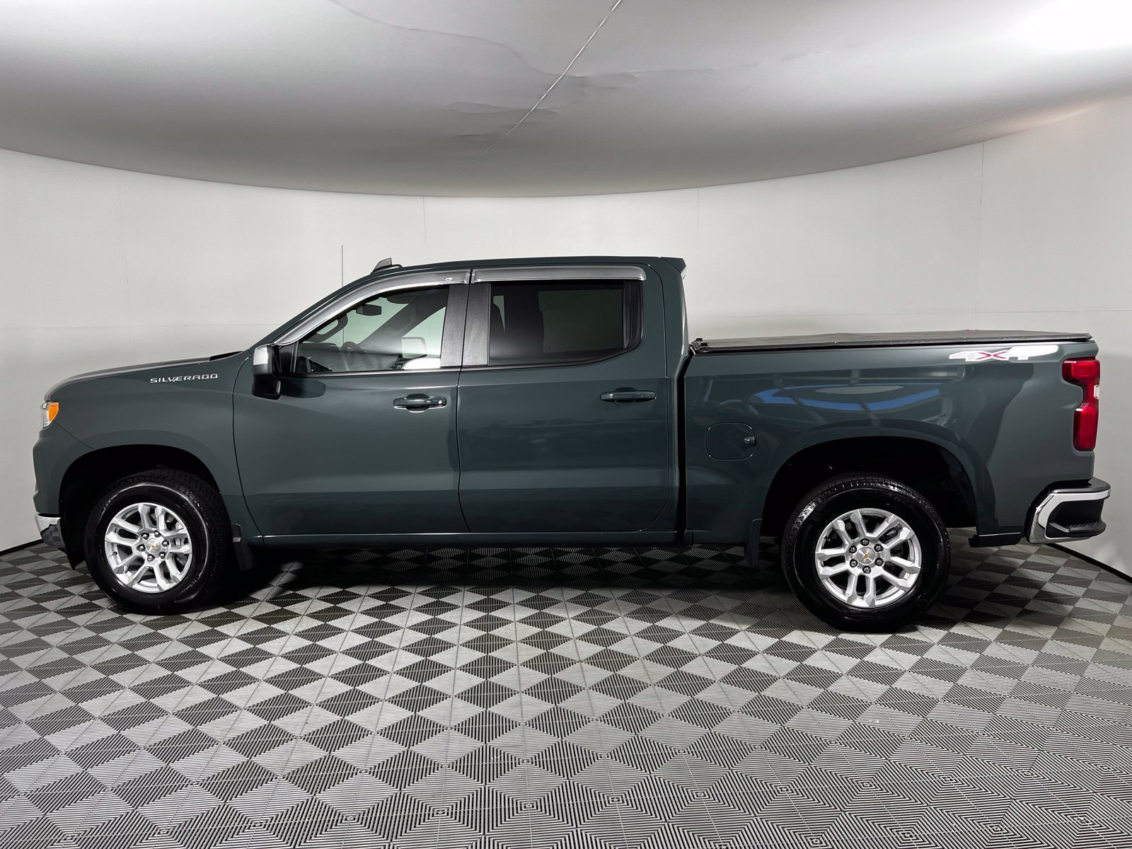 Used 2025 Chevrolet Silverado 1500 LT AWD/4WD image 8
