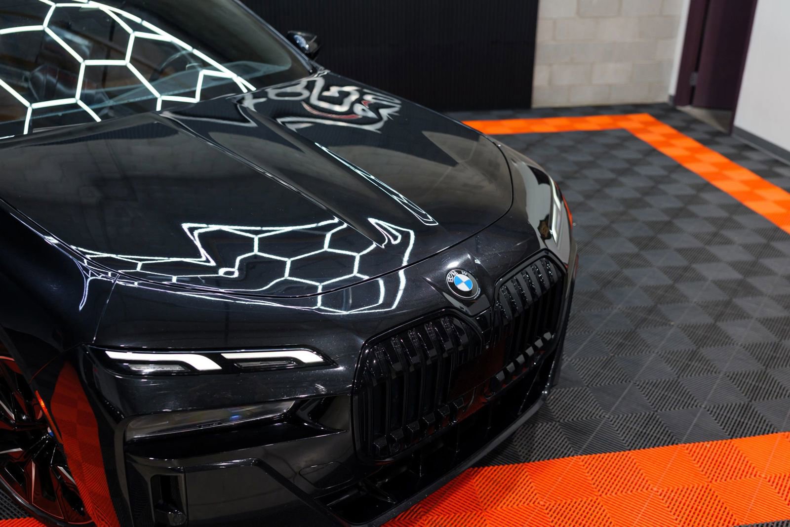 Used 2023 BMW 740i w/ Parking Assistance Package image 7