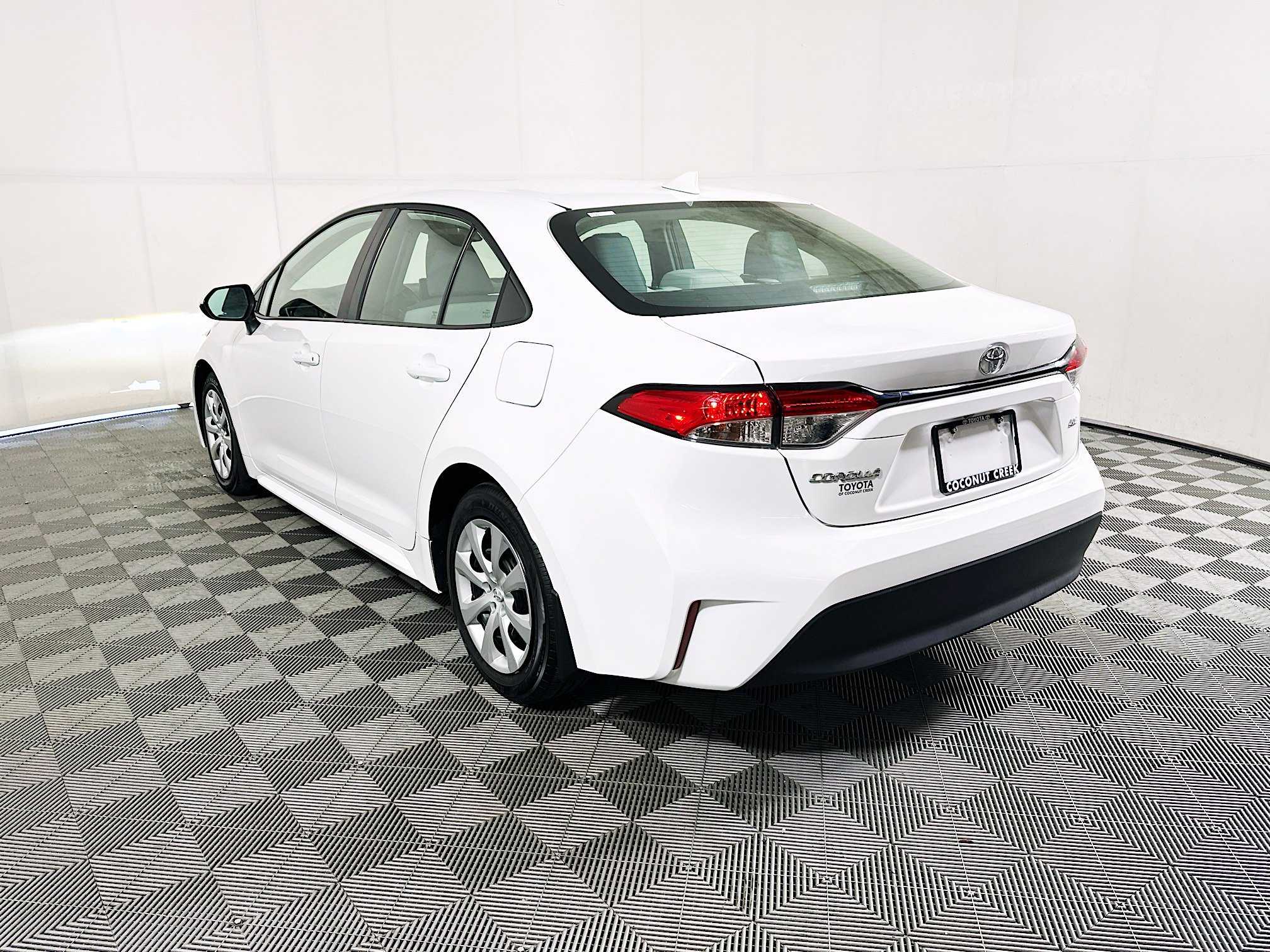 Used 2025 Toyota Corolla LE FWD image 5