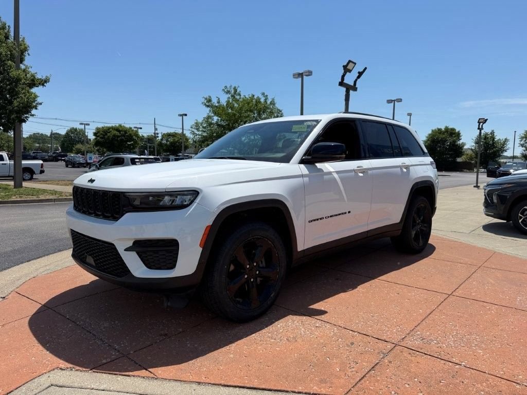 Used 2023 Jeep Grand Cherokee Altitude AWD/4WD image 3