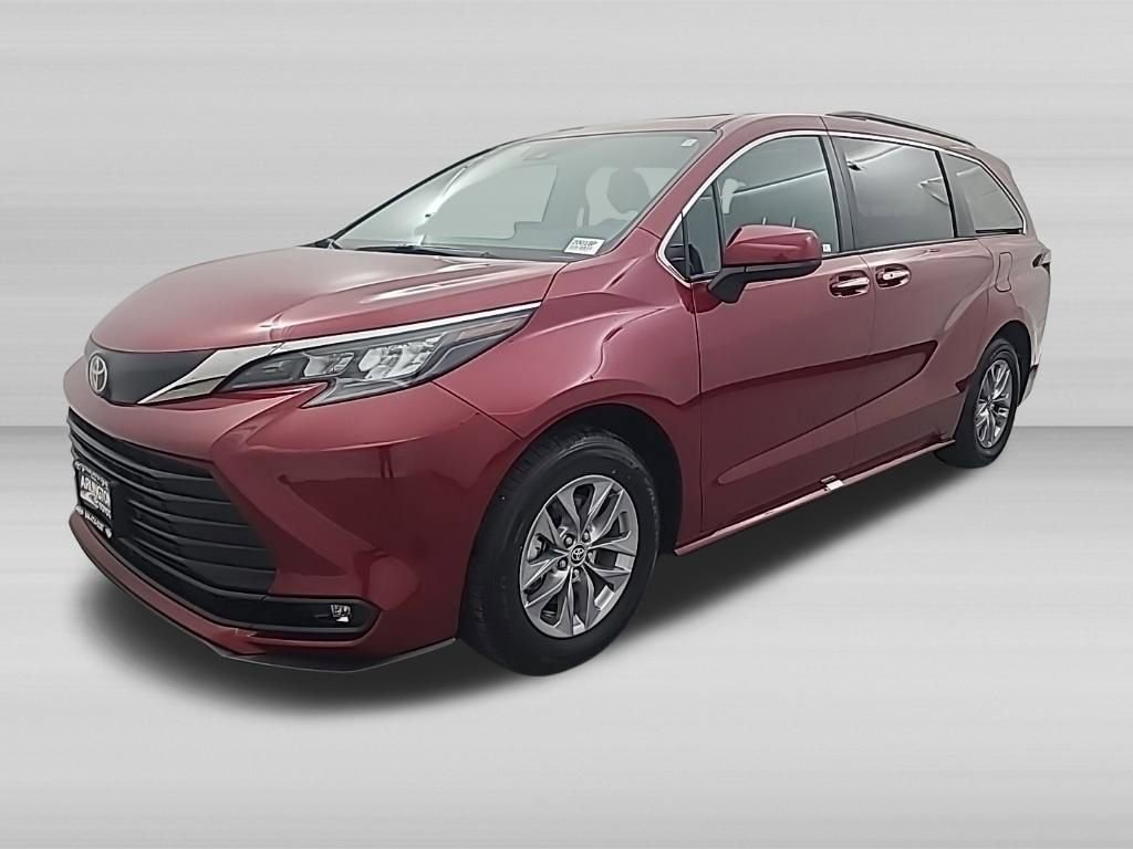 Used 2026 Toyota Sienna XLE image 8