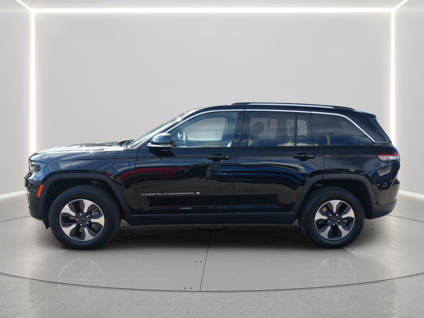 Used 2023 Jeep Grand Cherokee 4WD 4xe image 2