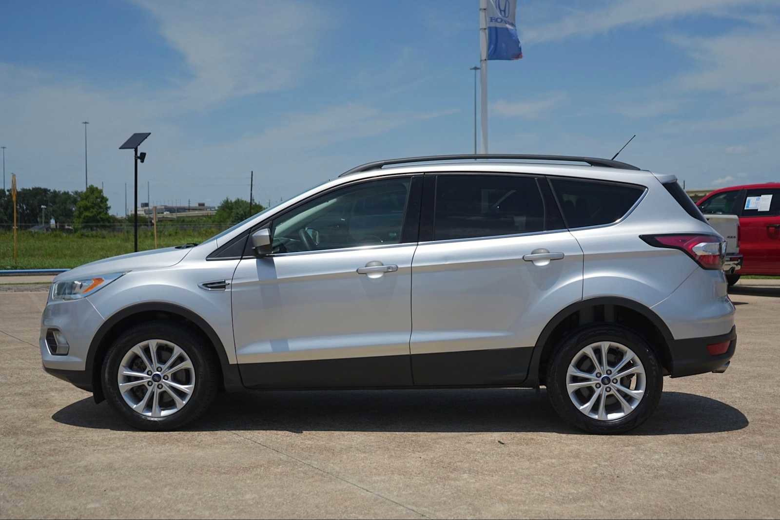 Used 2017 Ford Escape SE w/ Equipment Group 201A FWD image 3