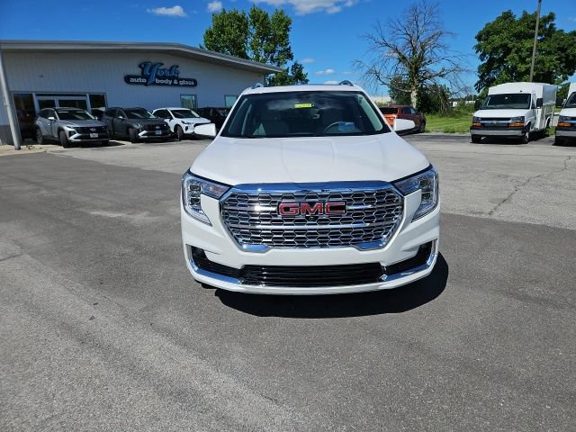 Used 2024 GMC Terrain Denali w/ Denali Premium Package AWD/4WD image 3