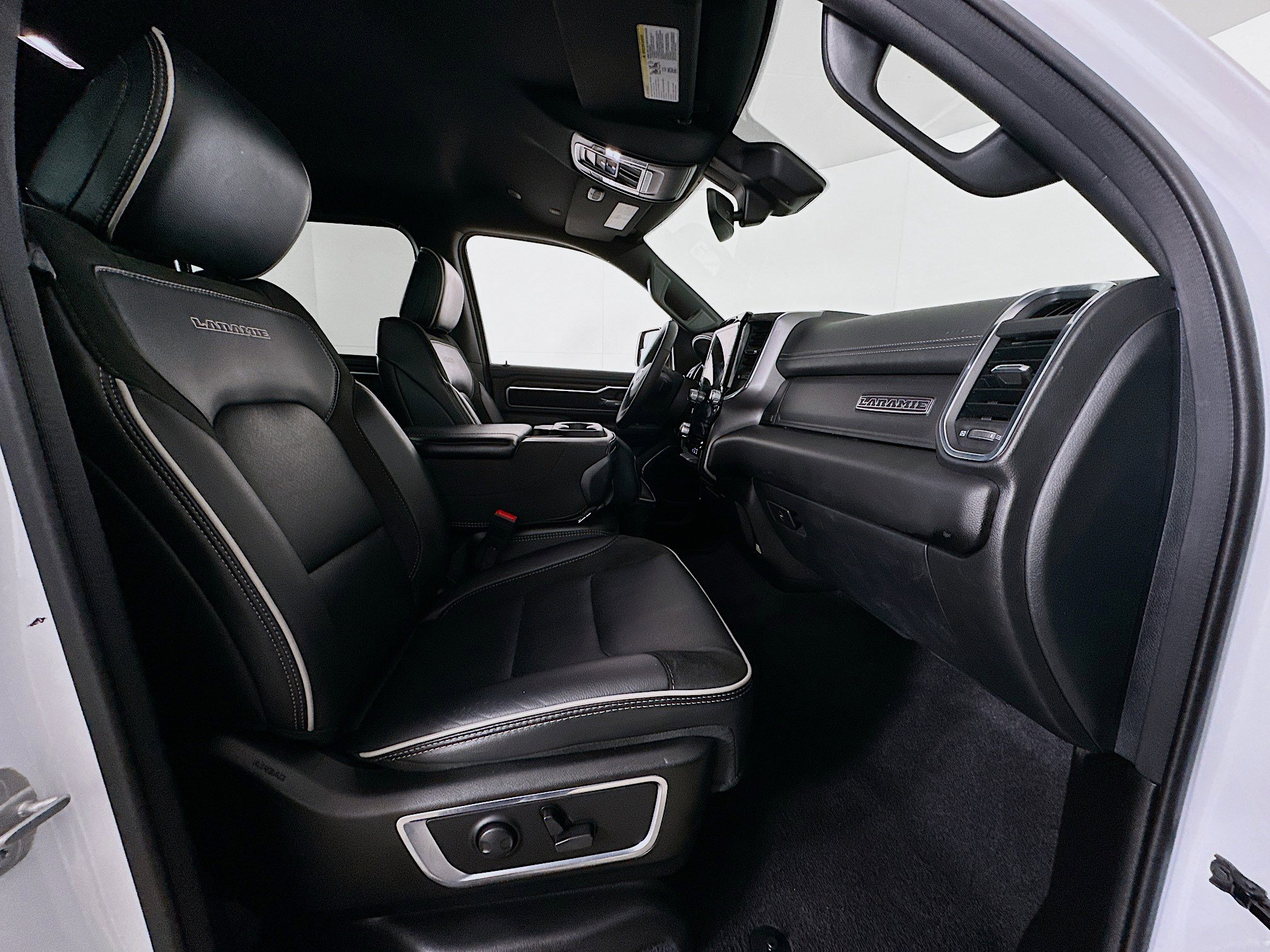 Used 2025 RAM 1500 Laramie image 30