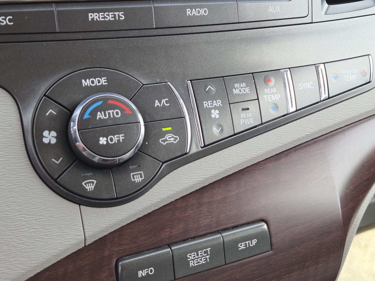 Used 2013 Toyota Sienna XLE FWD image 28