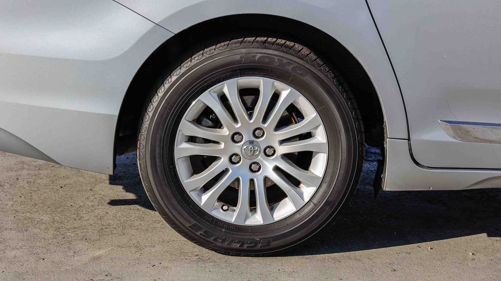 Used 2014 Toyota Sienna L image 12