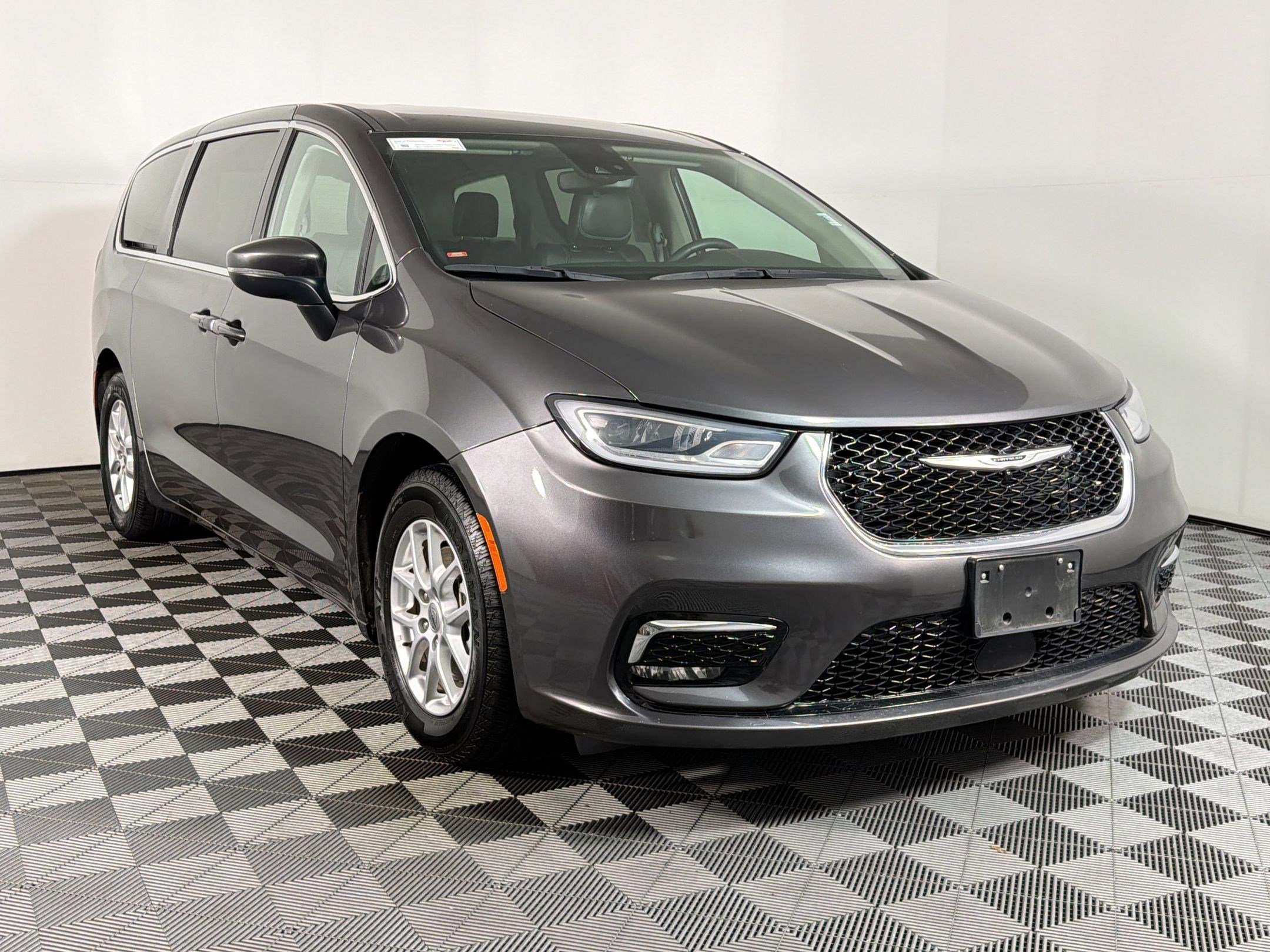 Used 2023 Chrysler Pacifica Touring-L FWD image 19