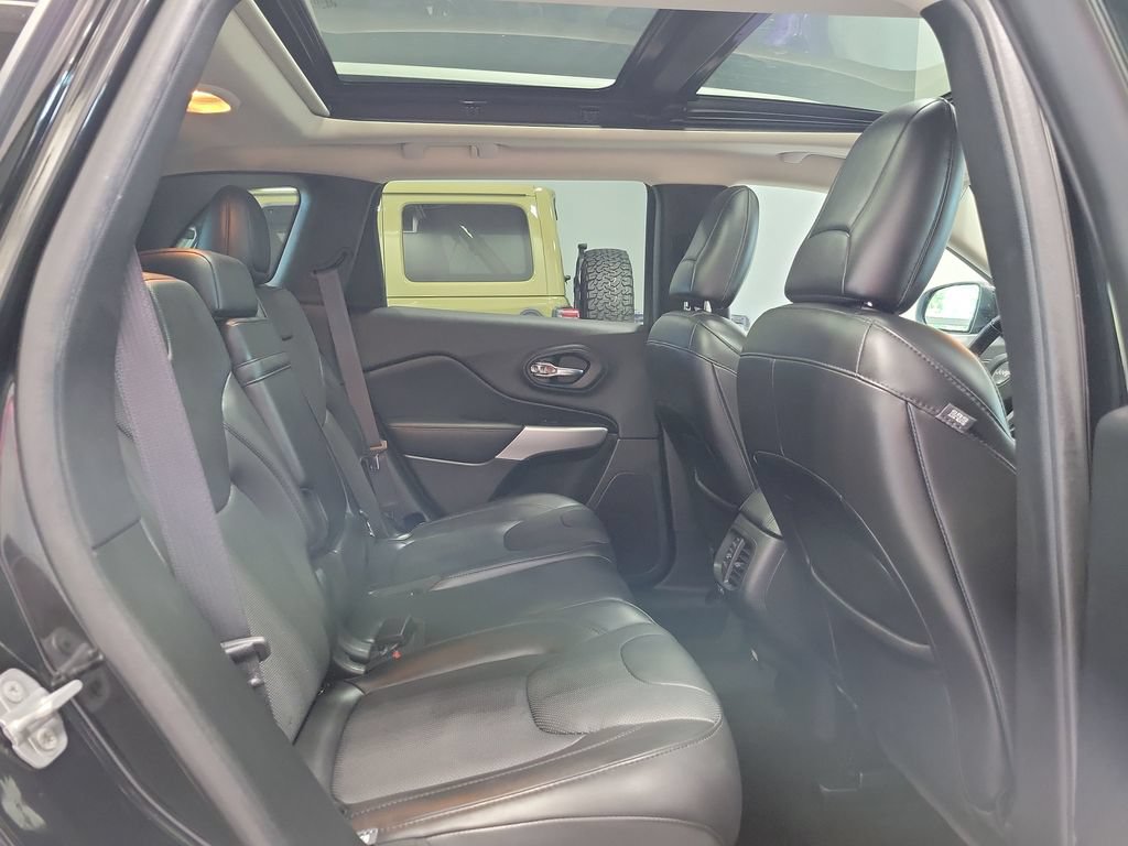 Certified 2018 Jeep Cherokee Overland w/ Technology Group AWD/4WD image 17
