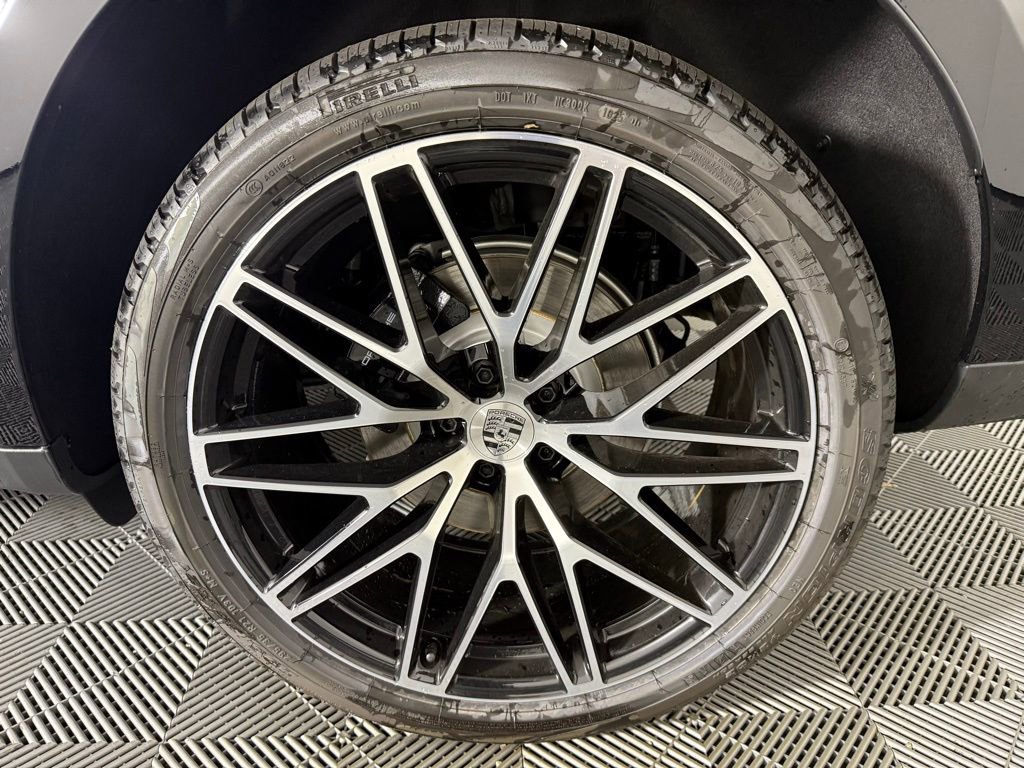 Certified 2025 Porsche Macan S image 12