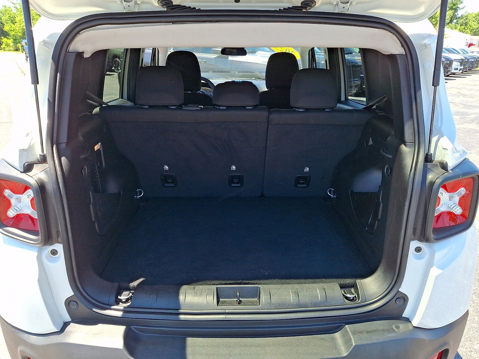 Used 2023 Jeep Renegade Latitude AWD/4WD image 28