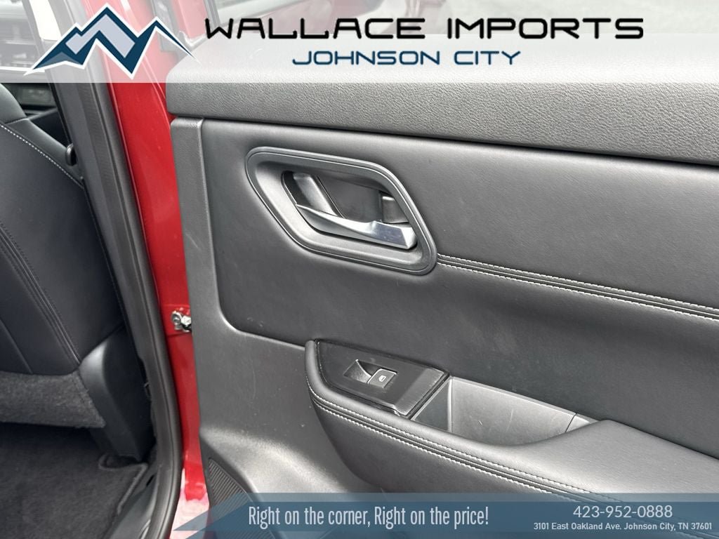 Used 2025 Nissan Rogue SL AWD/4WD image 40