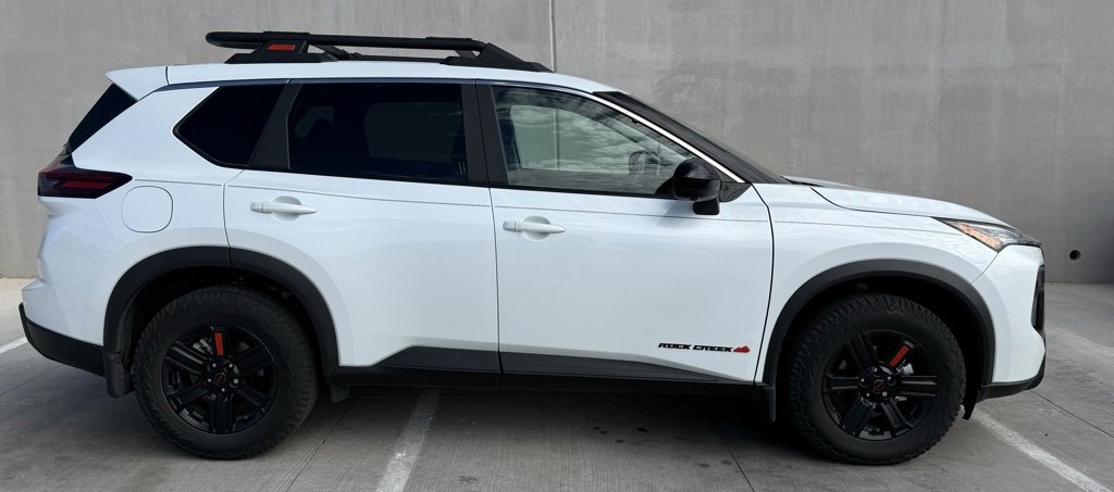 Used 2025 Nissan Rogue SV image 3