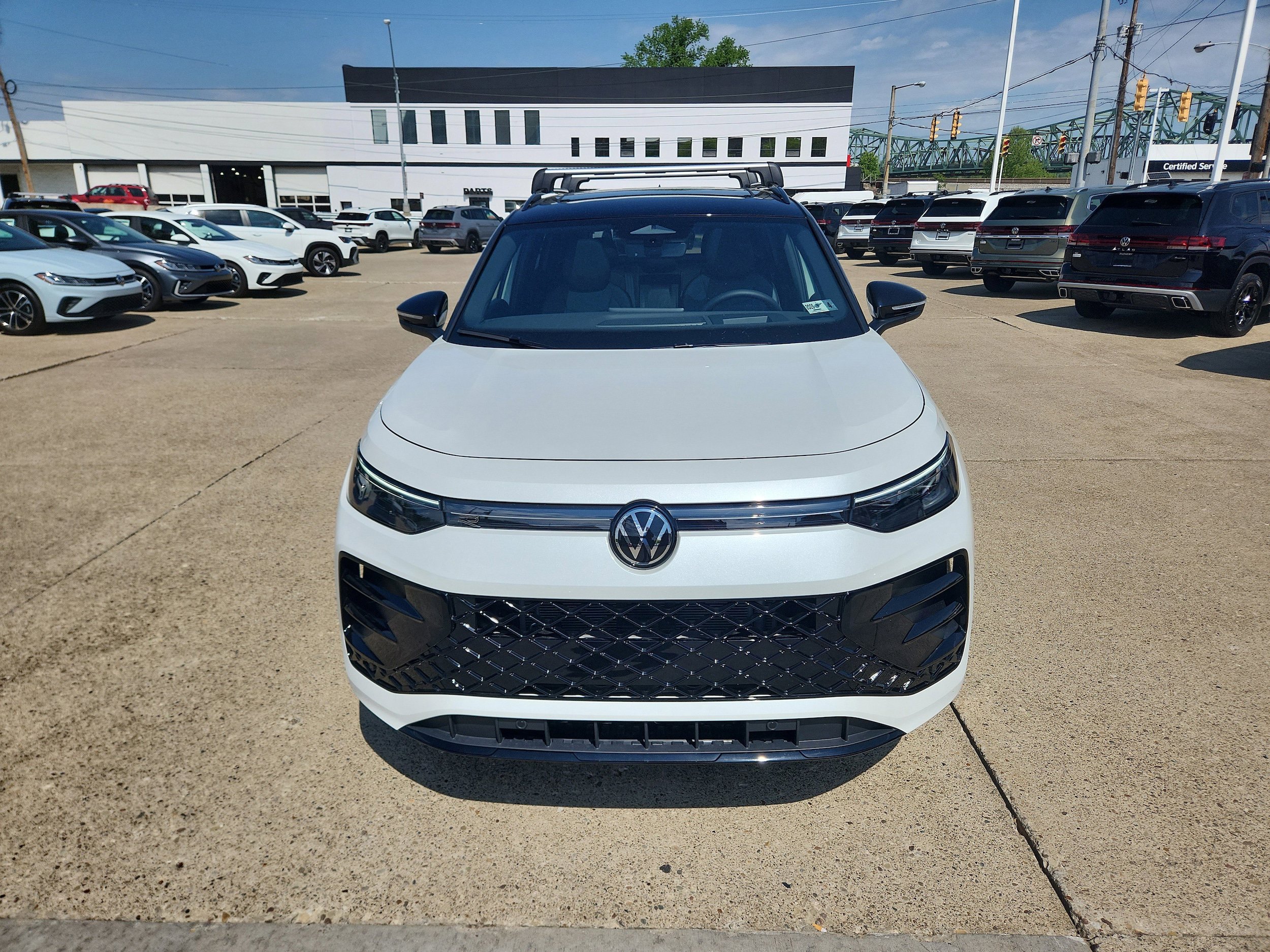 New 2026 Volkswagen Tiguan SE R-Line AWD/4WD image 8