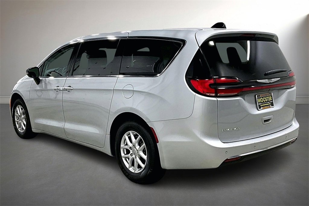 Used 2024 Chrysler Pacifica Touring-L image 4