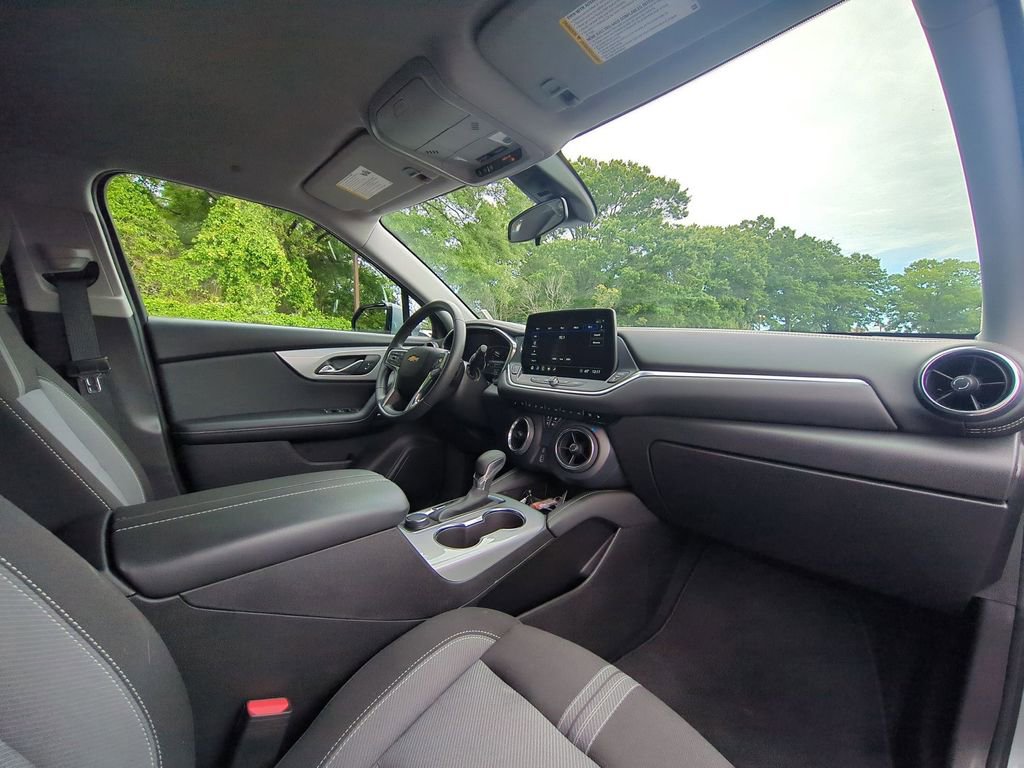 Used 2025 Chevrolet Blazer LT FWD image 32