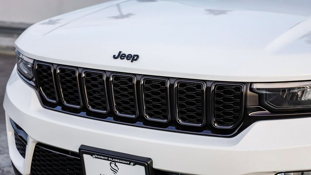New 2025 Jeep Grand Cherokee Limited w/ Black Appearance Package image 6