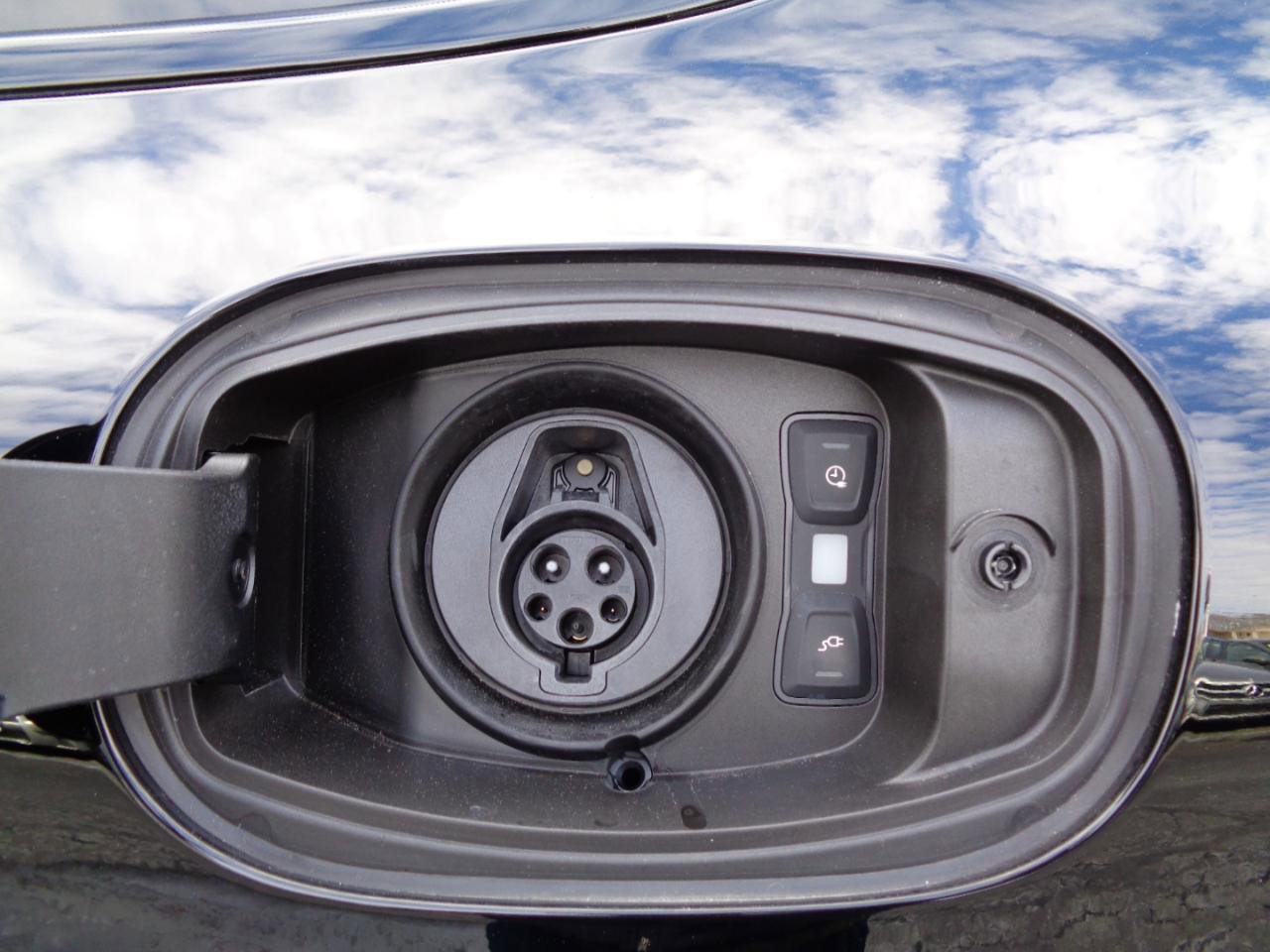 Used 2022 Porsche Cayenne Platinum Edition image 18