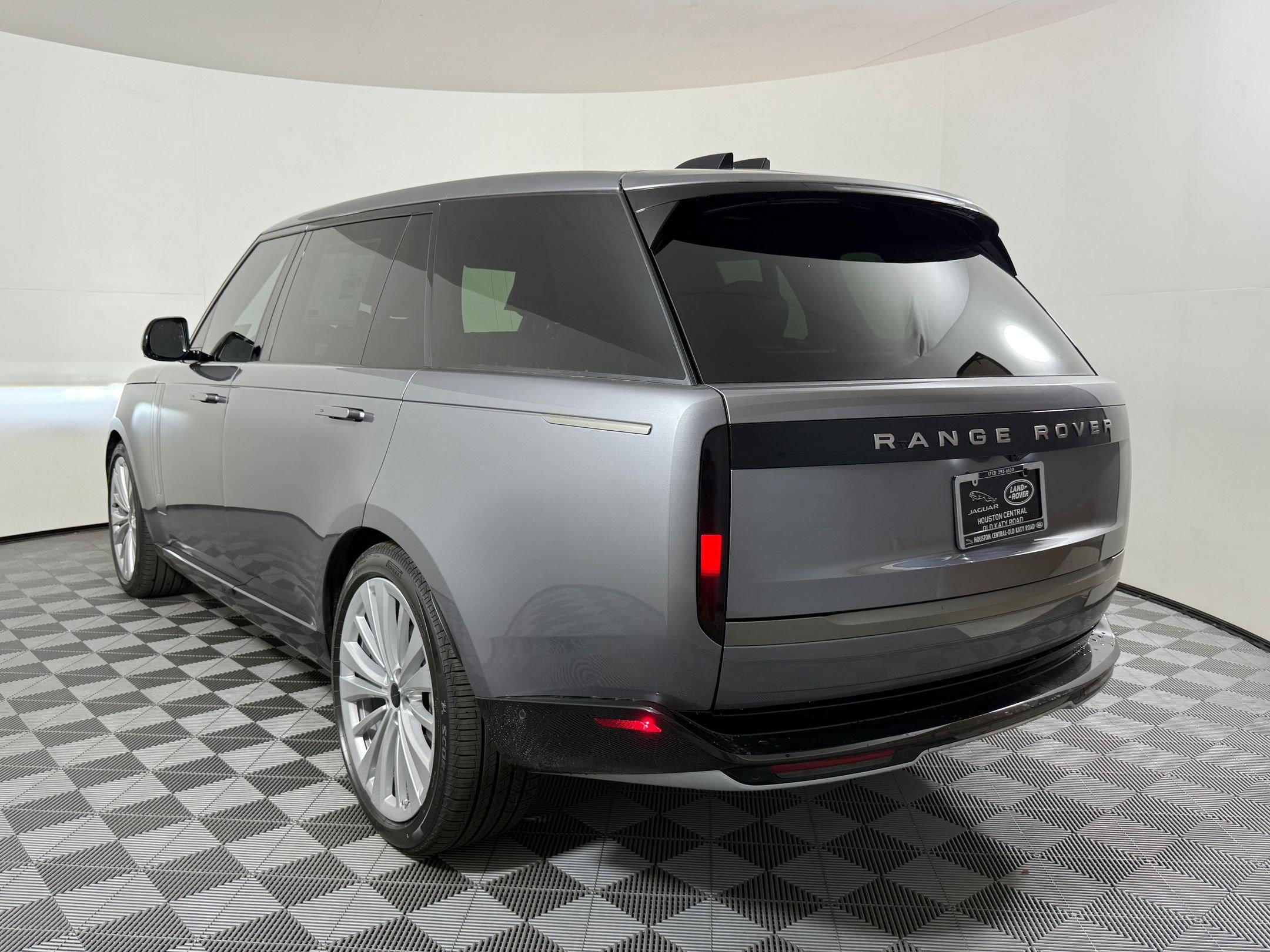 New 2026 Land Rover Range Rover Long Wheelbase SE AWD/4WD image 3