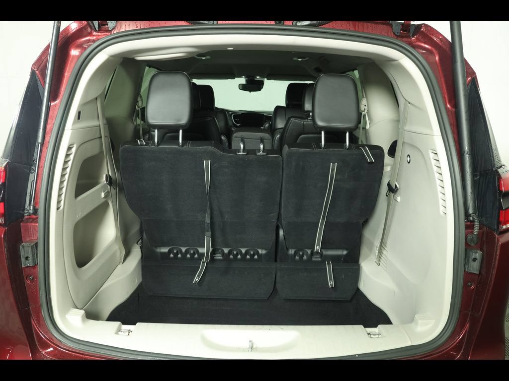 Used 2023 Chrysler Pacifica Touring-L FWD image 13