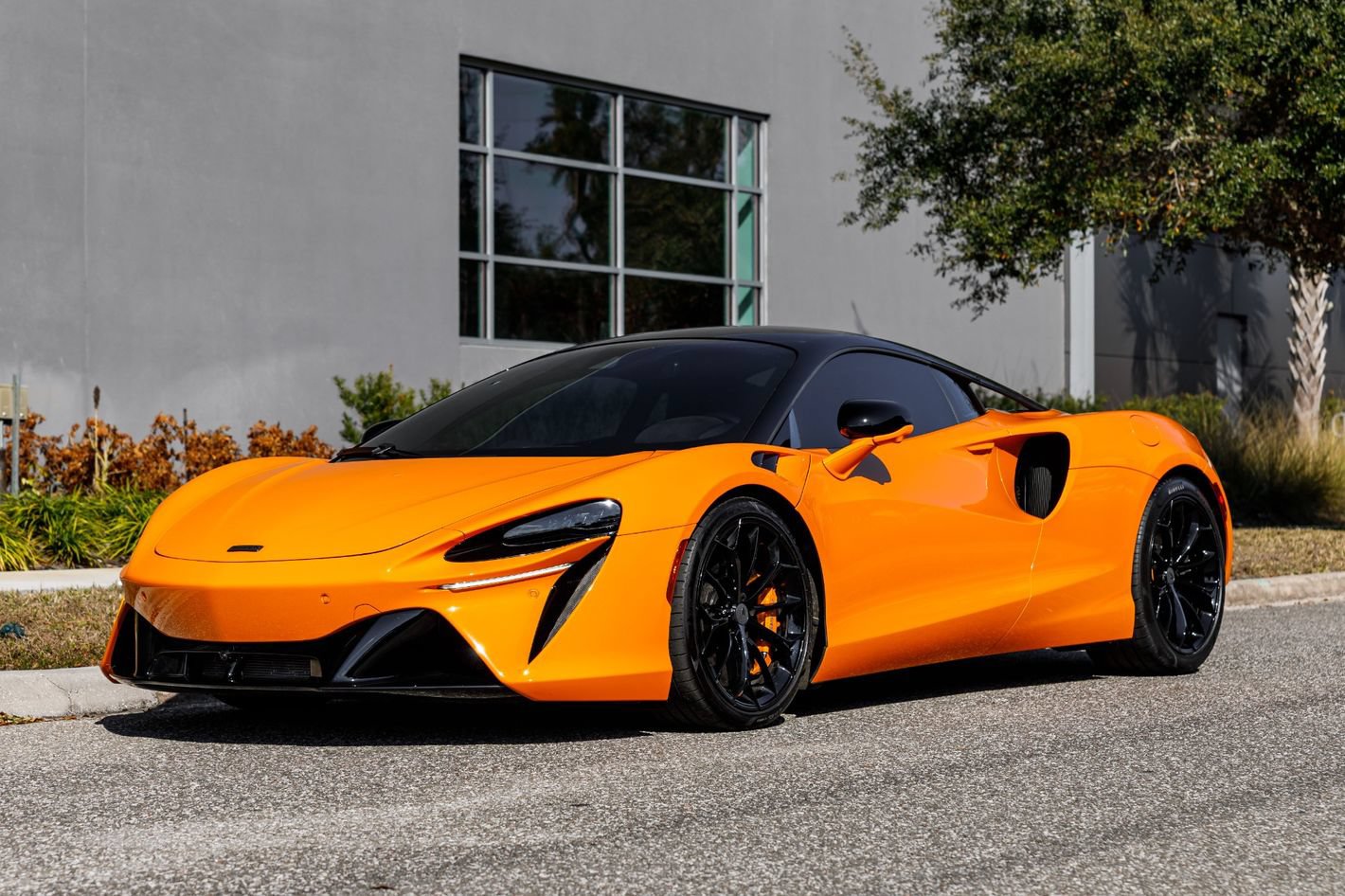 Used 2025 McLaren Artura RWD image 21