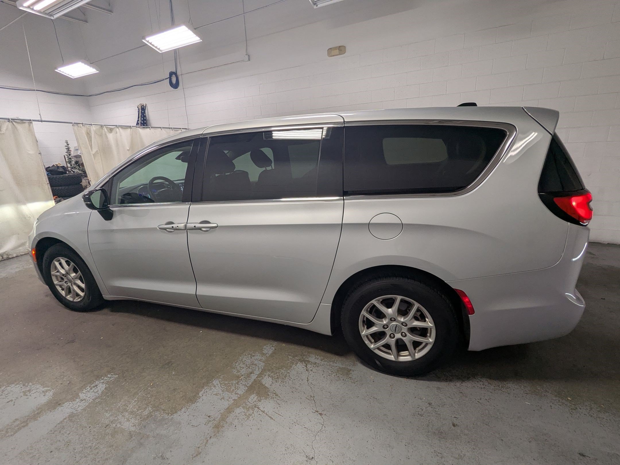Used 2024 Chrysler Pacifica Touring-L FWD image 9