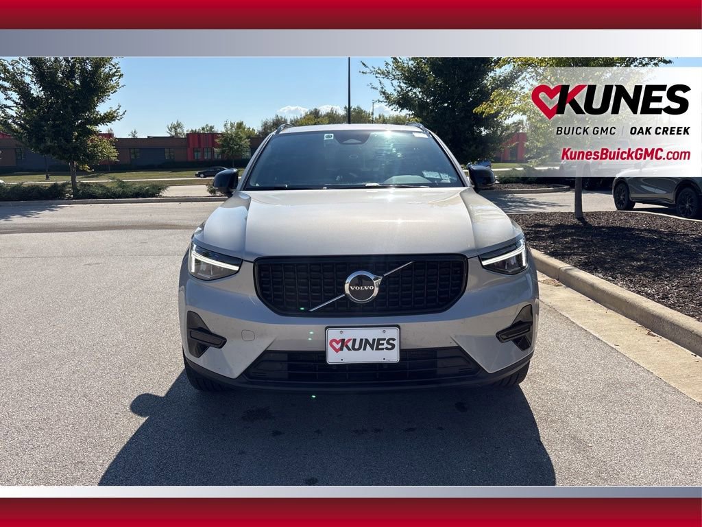 Used 2024 Volvo XC40 B5 Core image 3
