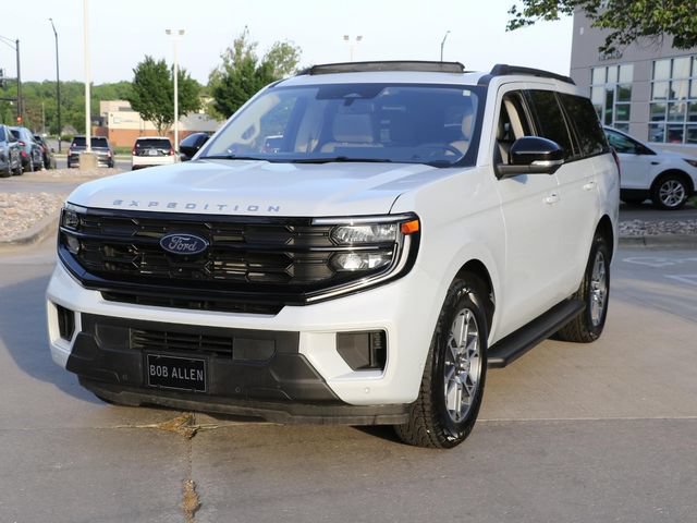 Used 2025 Ford Expedition Active AWD/4WD image 3