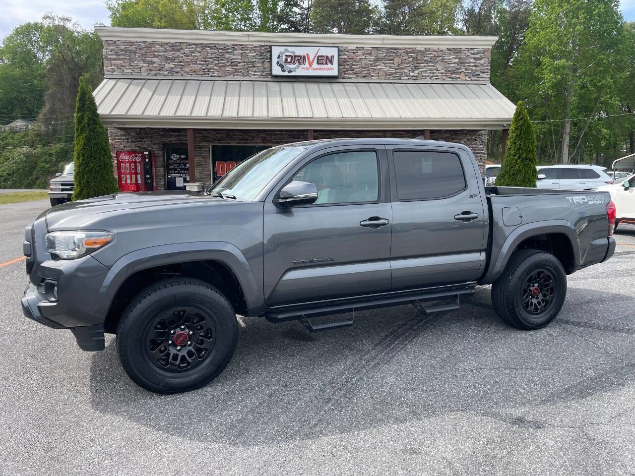 Used 2019 Toyota Tacoma TRD Sport AWD/4WD image 1