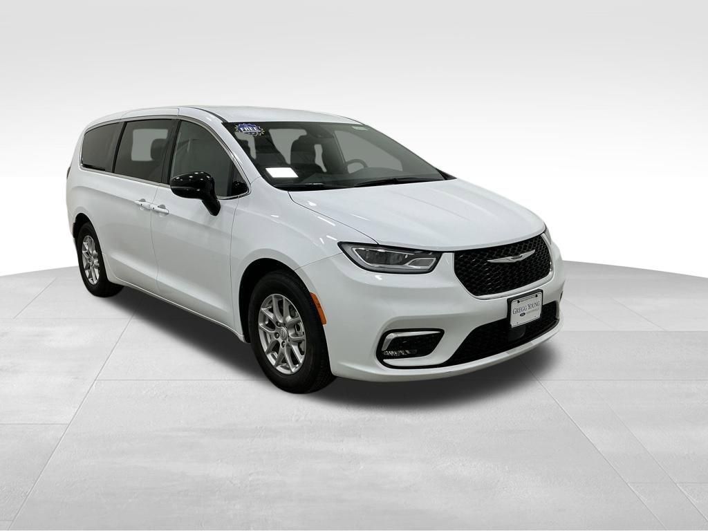 Used 2025 Chrysler Pacifica Select image 5