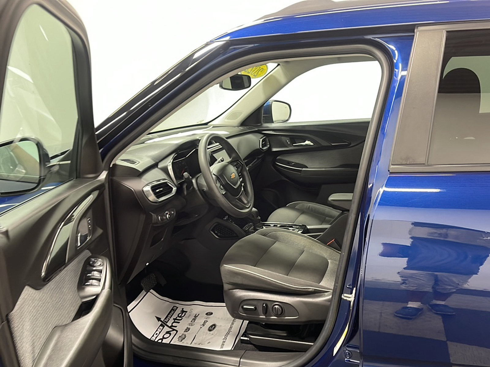Used 2022 Chevrolet TrailBlazer LT w/ Convenience Package AWD/4WD image 2