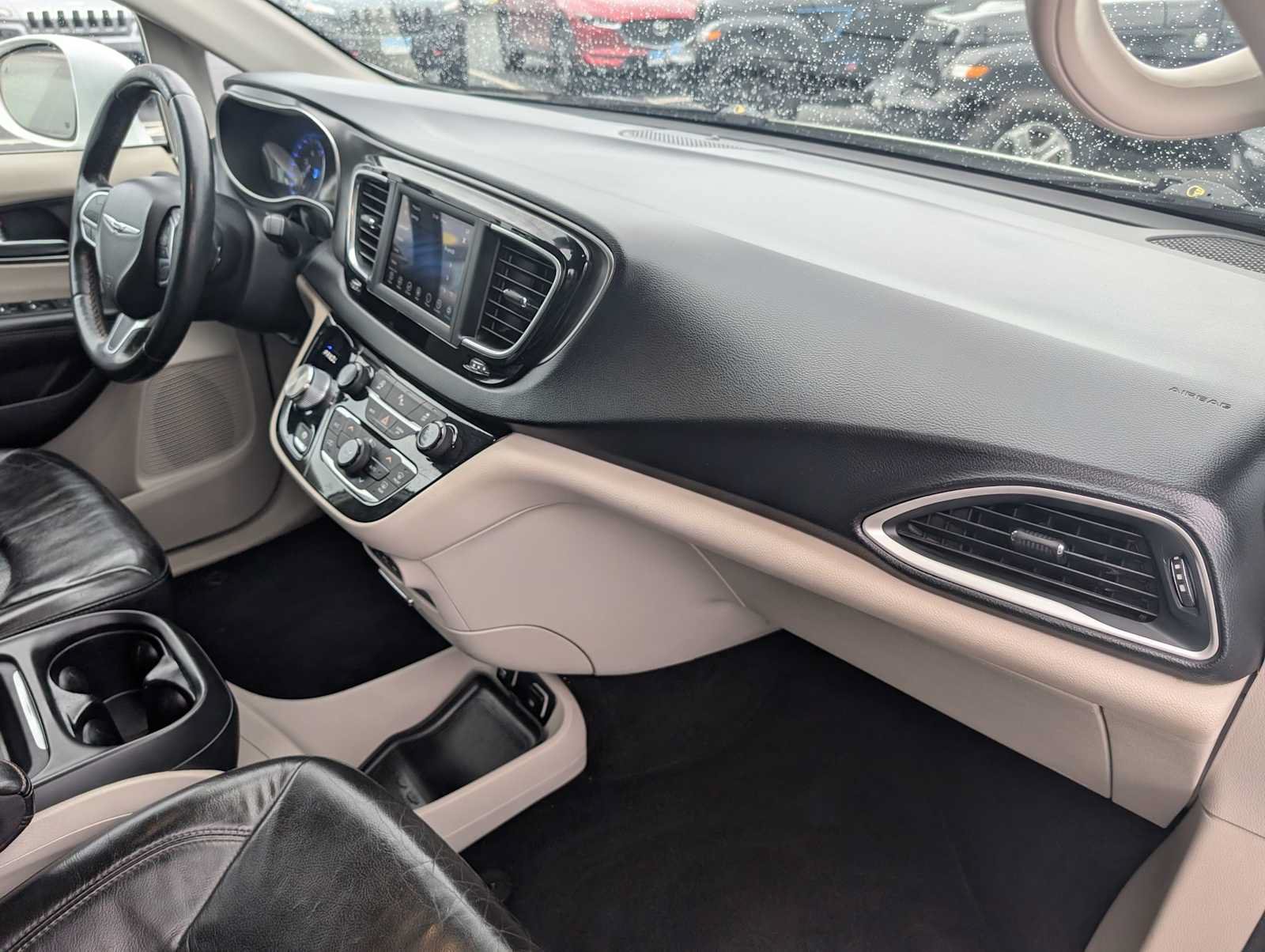 Used 2020 Chrysler Pacifica Touring-L w/ Tire & Wheel Group FWD image 29