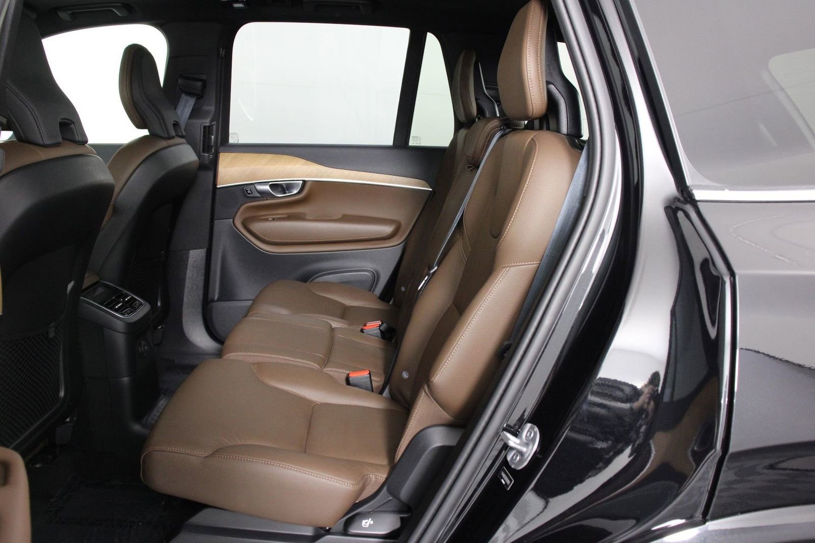 Certified 2024 Volvo XC90 T8 Plus w/ Protection Package Premier AWD/4WD image 32