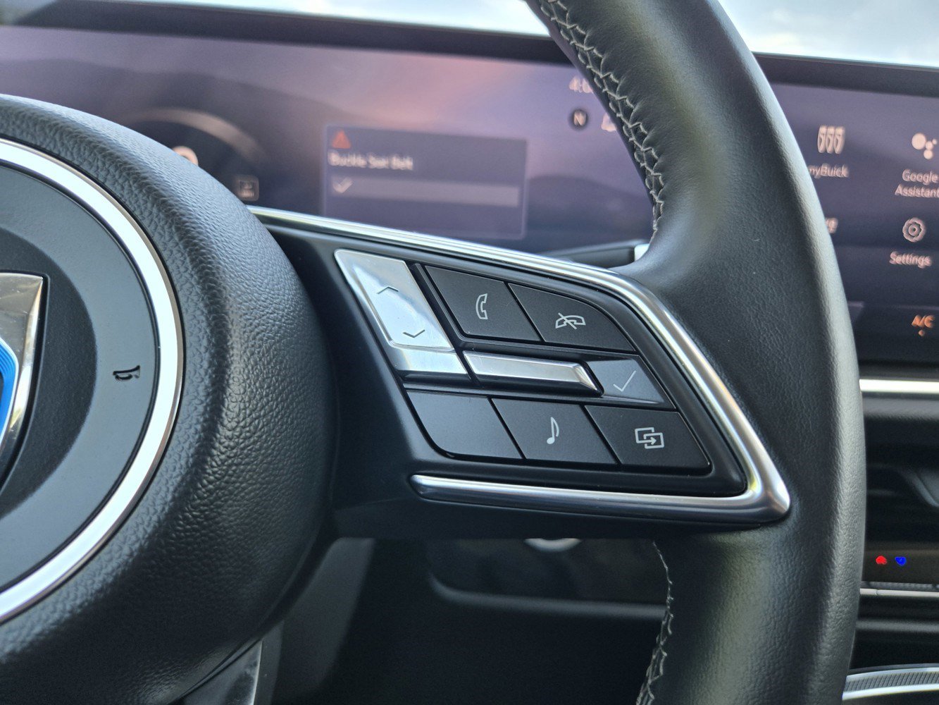 Certified 2025 Buick Envision Preferred AWD/4WD image 17