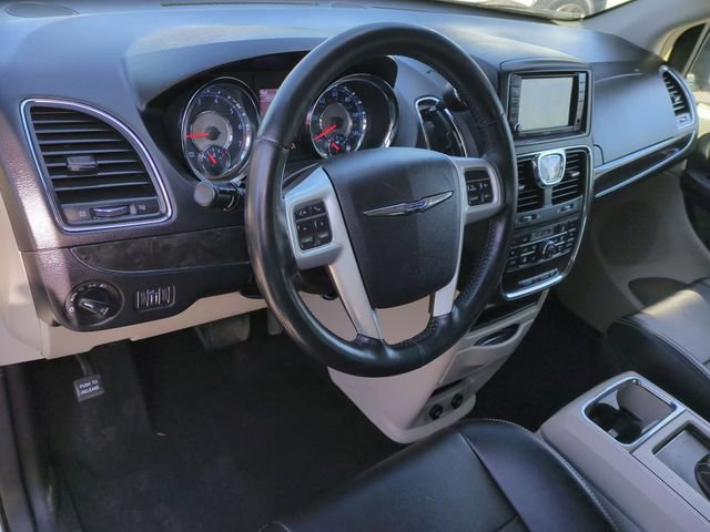 Used 2014 Chrysler Town & Country Touring-L w/ Driver Convenience Group image 11