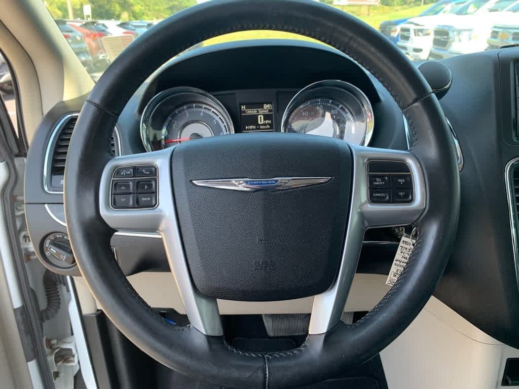 Used 2013 Chrysler Town & Country Touring FWD image 20
