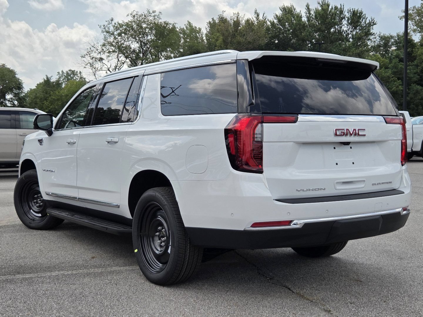 New 2026 GMC Yukon XL Elevation w/ LPO, Elevation Black Package AWD/4WD image 17