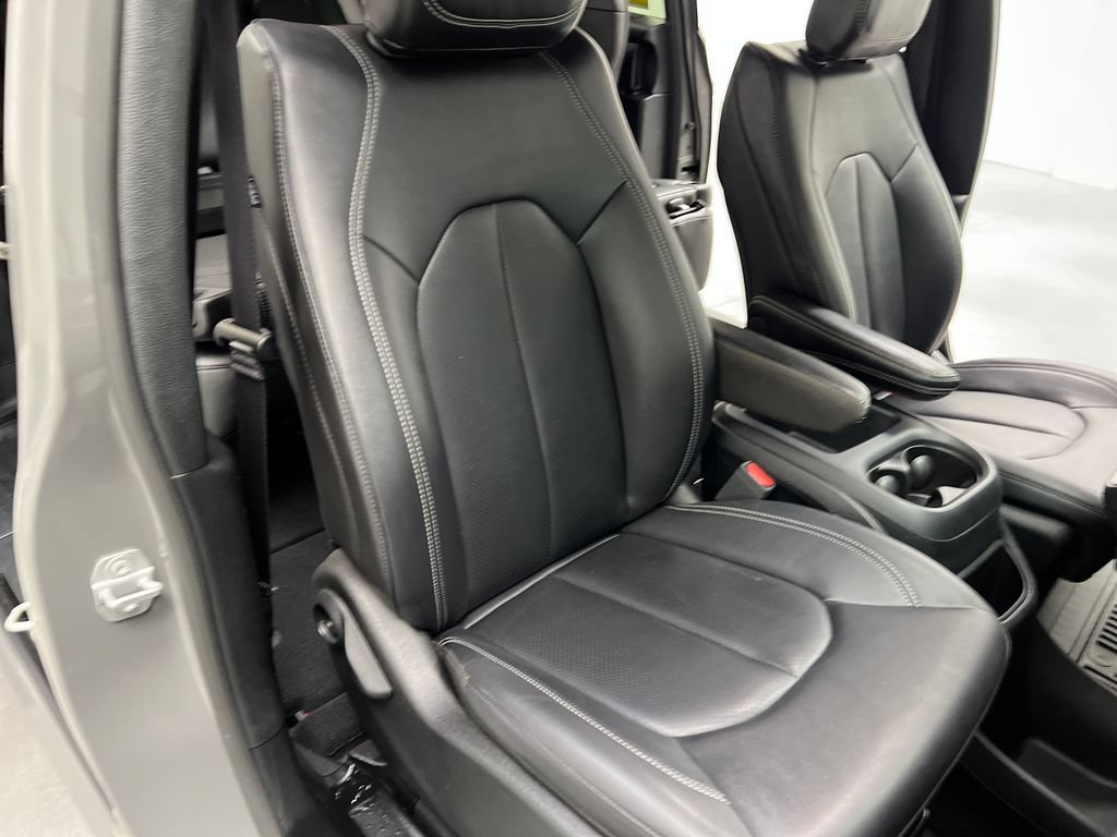 Used 2025 Chrysler Pacifica Select FWD image 36
