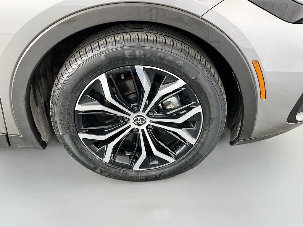 Used 2025 Toyota Crown XLE AWD/4WD image 34