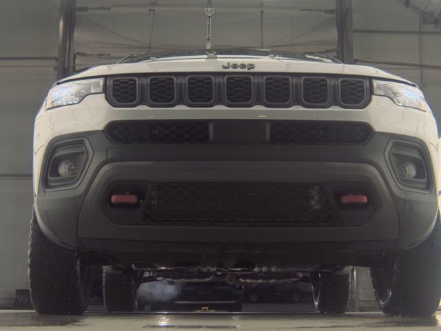 Used 2025 Jeep Compass Trailhawk image 4