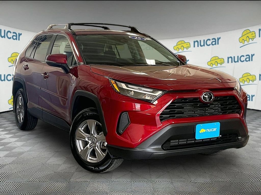 Used 2025 Toyota RAV4 XLE AWD/4WD image 1