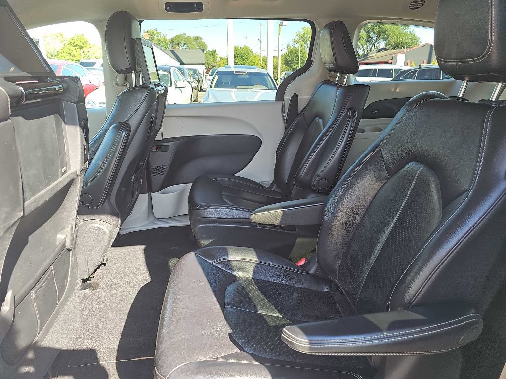 Used 2022 Chrysler Pacifica Touring-L w/ Uconnect Theater Family Group image 44