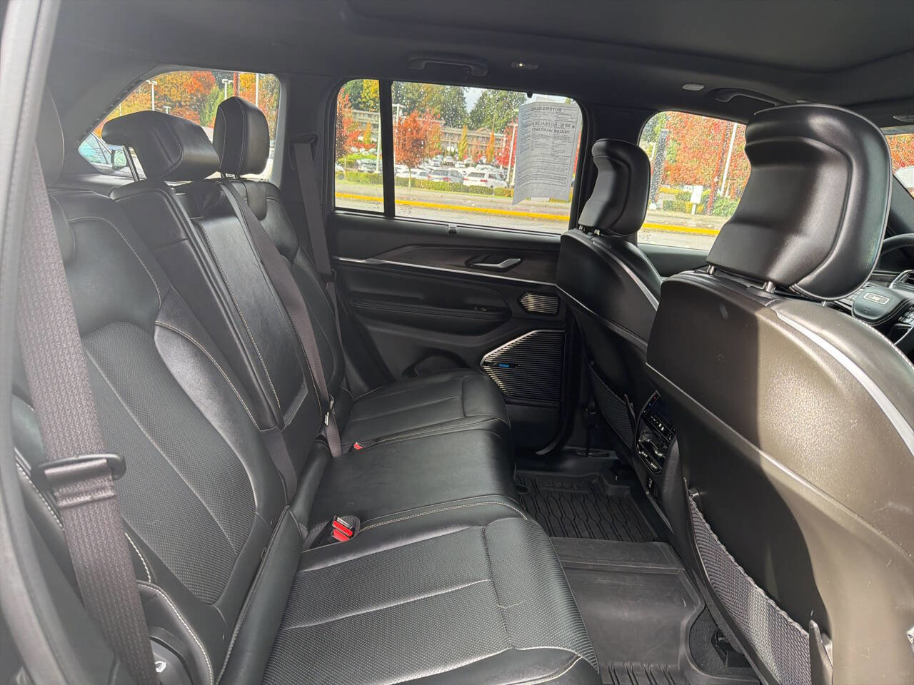 Used 2023 Jeep Grand Cherokee Overland w/ Luxury Tech Group IV image 26