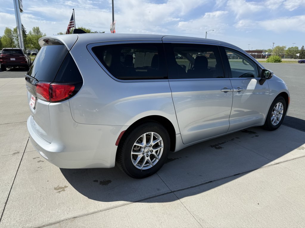 Used 2023 Chrysler Voyager LX FWD image 8