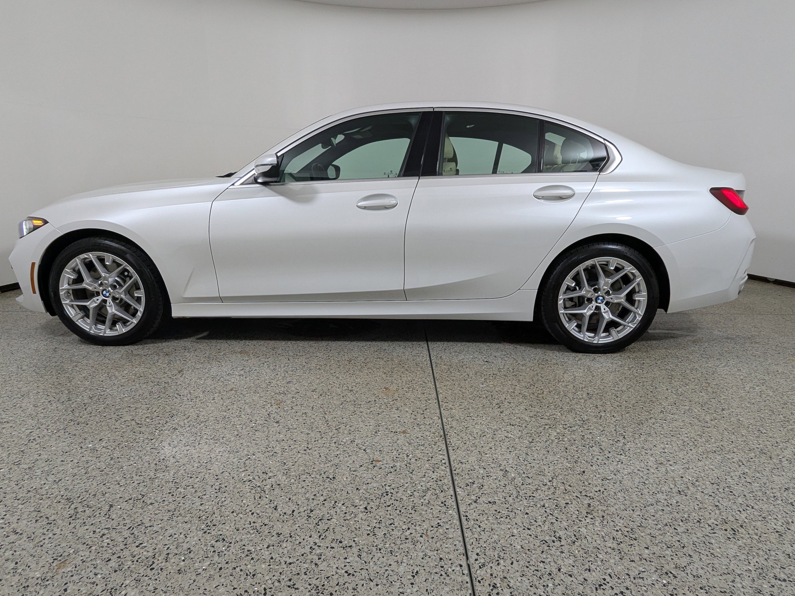 Used 2025 BMW 330i Sedan image 4