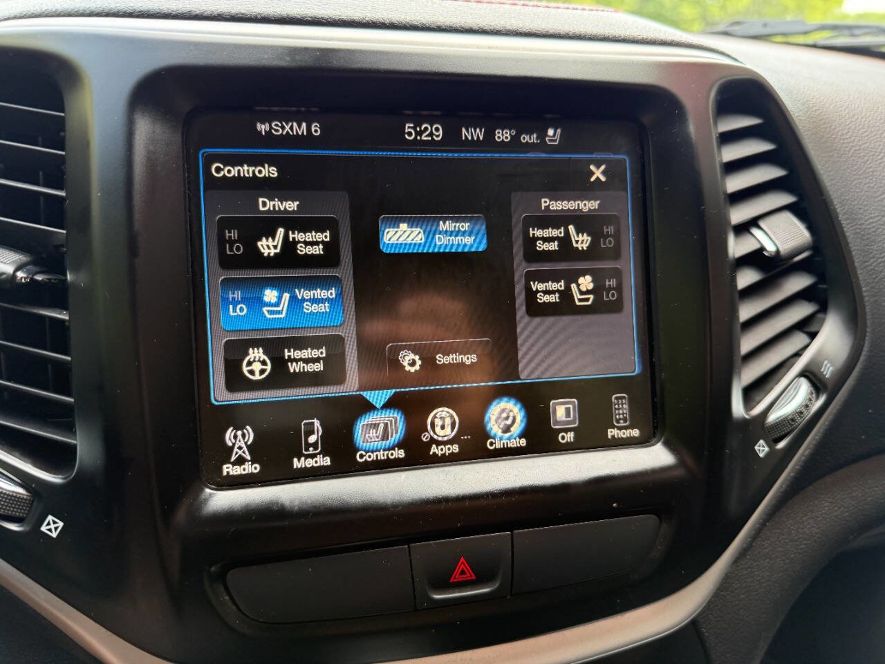 Used 2017 Jeep Cherokee Trailhawk AWD/4WD image 29