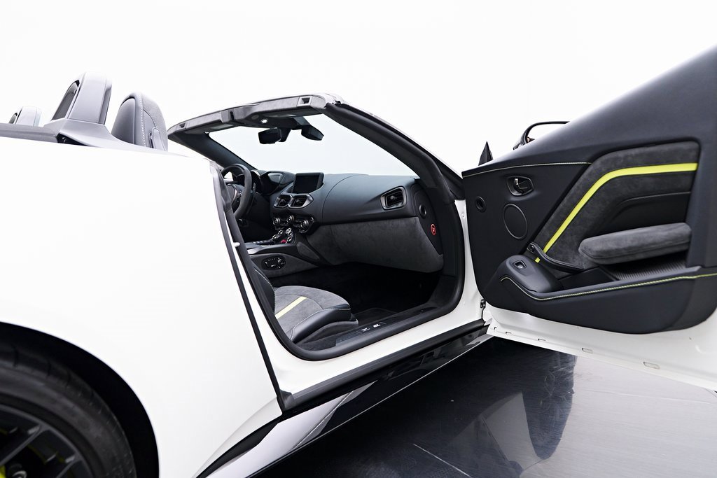 Used 2023 Aston Martin V8 Vantage Roadster image 38