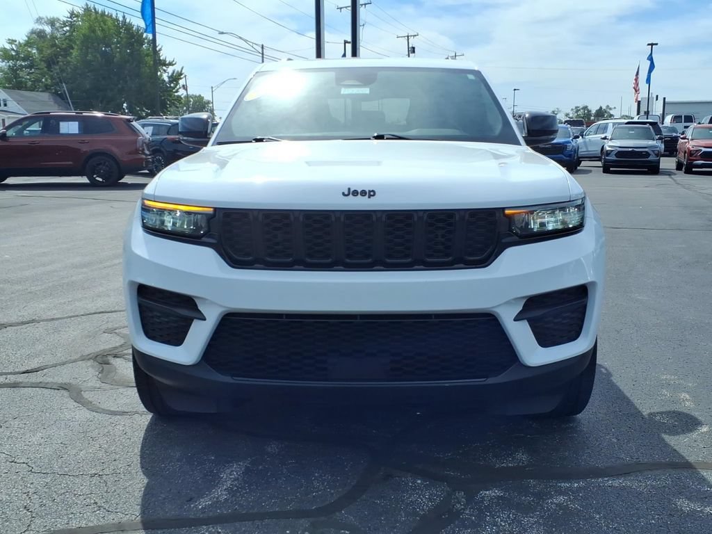 Used 2023 Jeep Grand Cherokee Altitude AWD/4WD image 2
