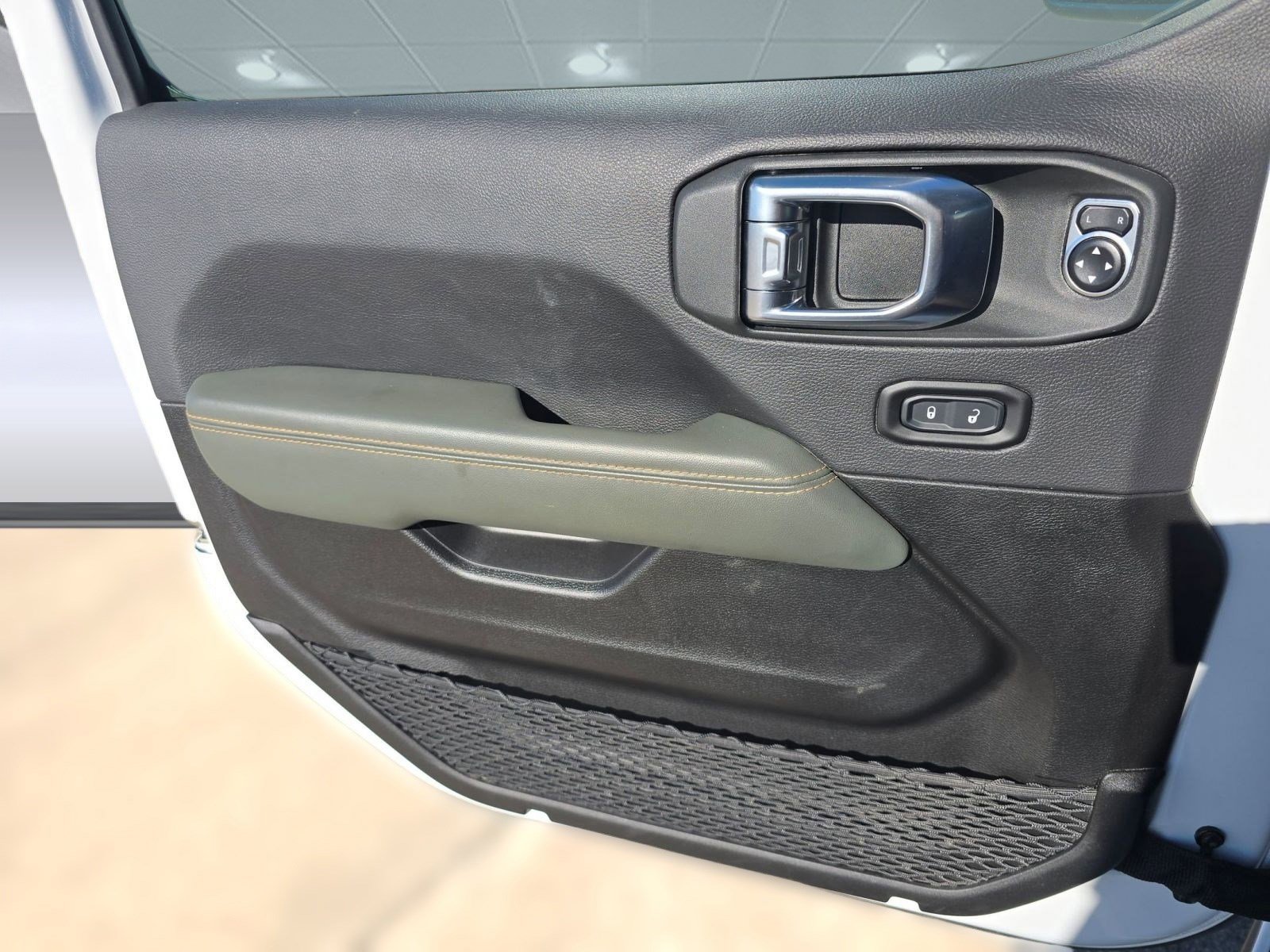 Used 2025 Jeep Gladiator Mojave image 11