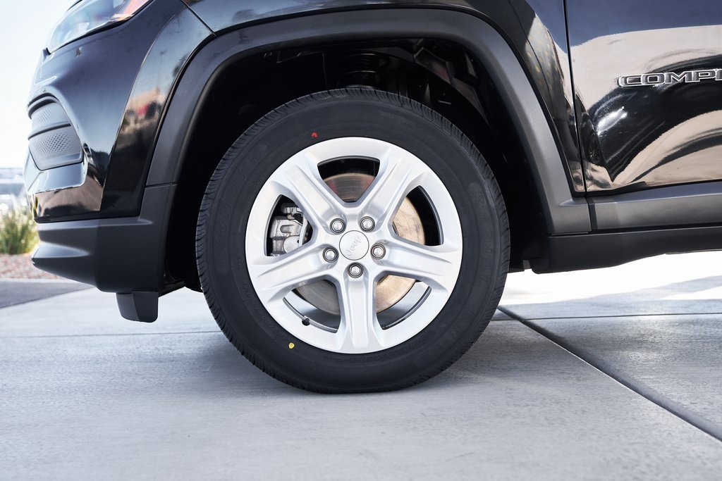 Used 2023 Jeep Compass Sport image 3